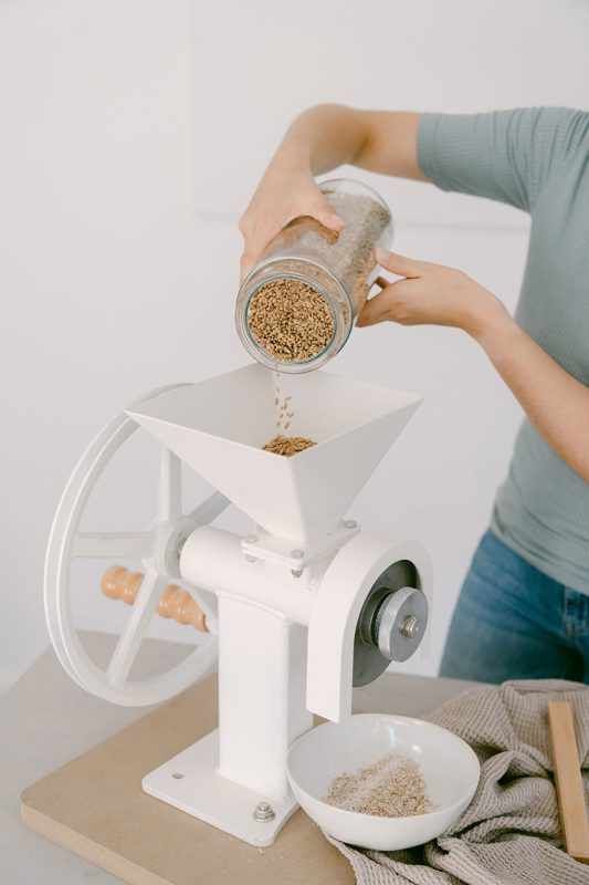 Madalga Classico large 1.3 kg grain hopper and flywheel